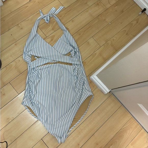 Old navy maternity one piece swimsuit size XXL - Picture 2 of 4